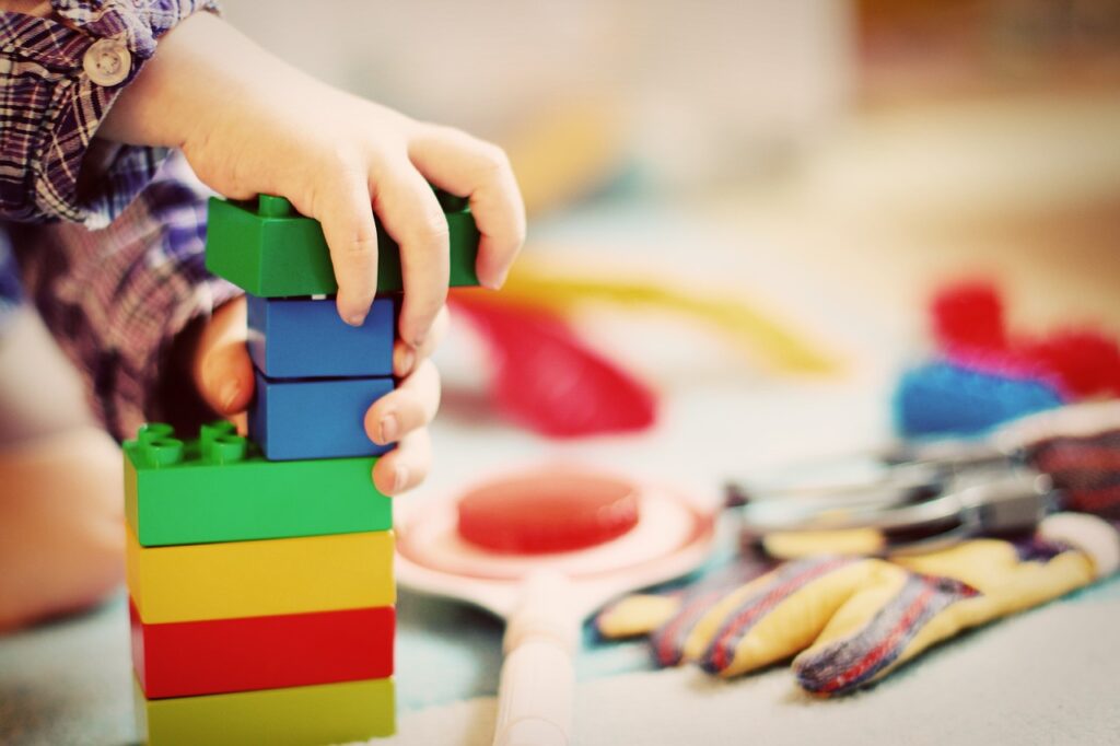 Dlaczego dziecięce pokoje i zabawki powinny być kolorowe?